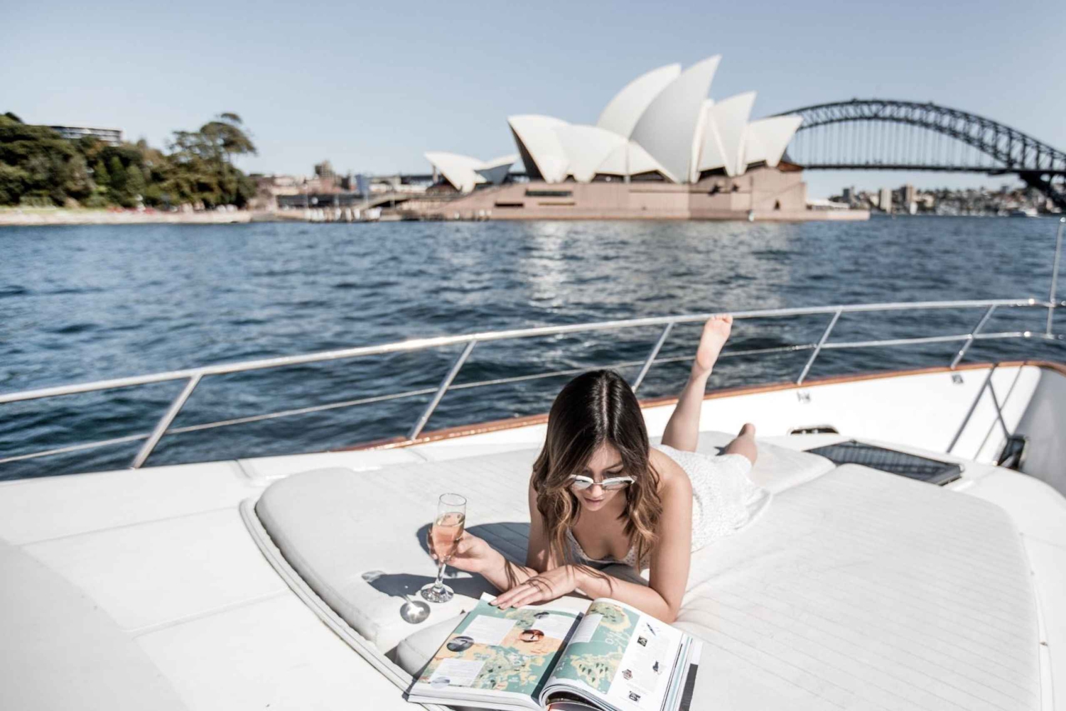 シドニー:2時間モーニングラグジュアリーヨットクルーズ（ドリンク付き）