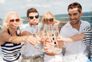 Sydney Harbour: 3-Hour Lunch Cruise with Live Music