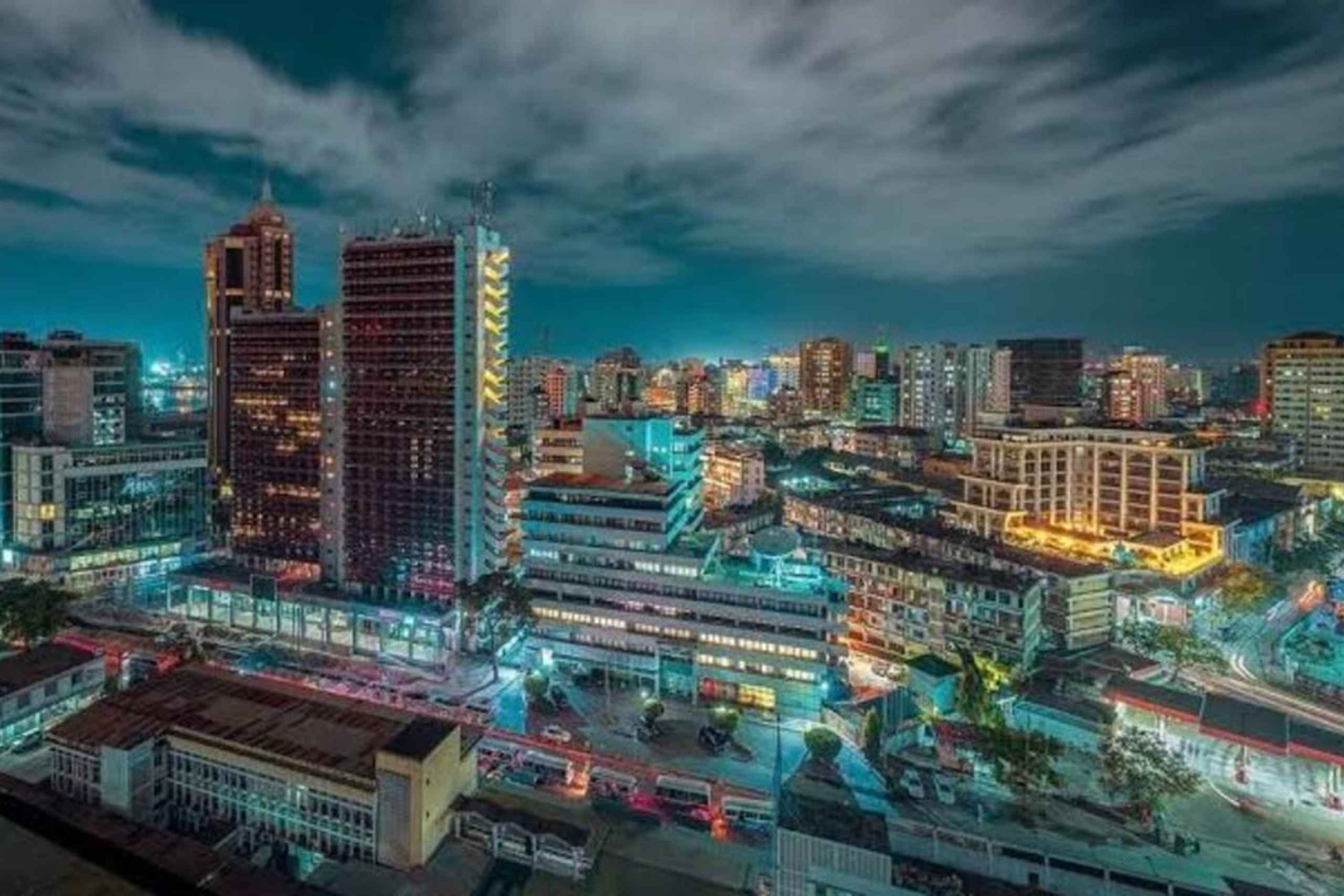 Daressalam: Städtetour bei Nacht mit lokalem Abendessen