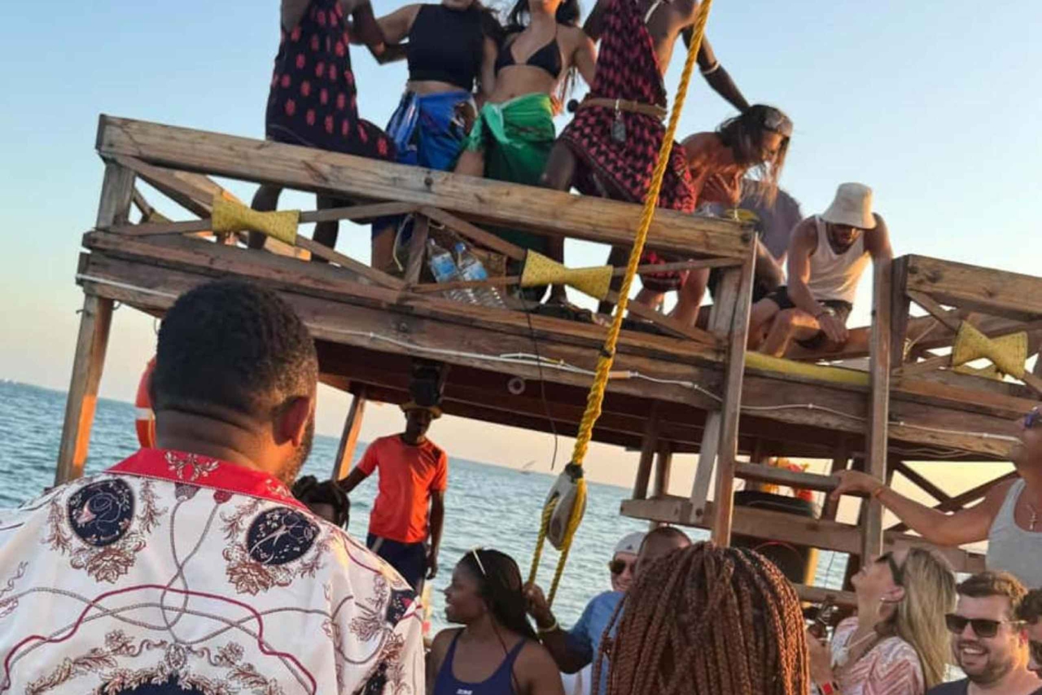 サラーム・ケーブ：ウミガメと泳ぎ、ザ・ロック・レストランでディナーをお楽しみください