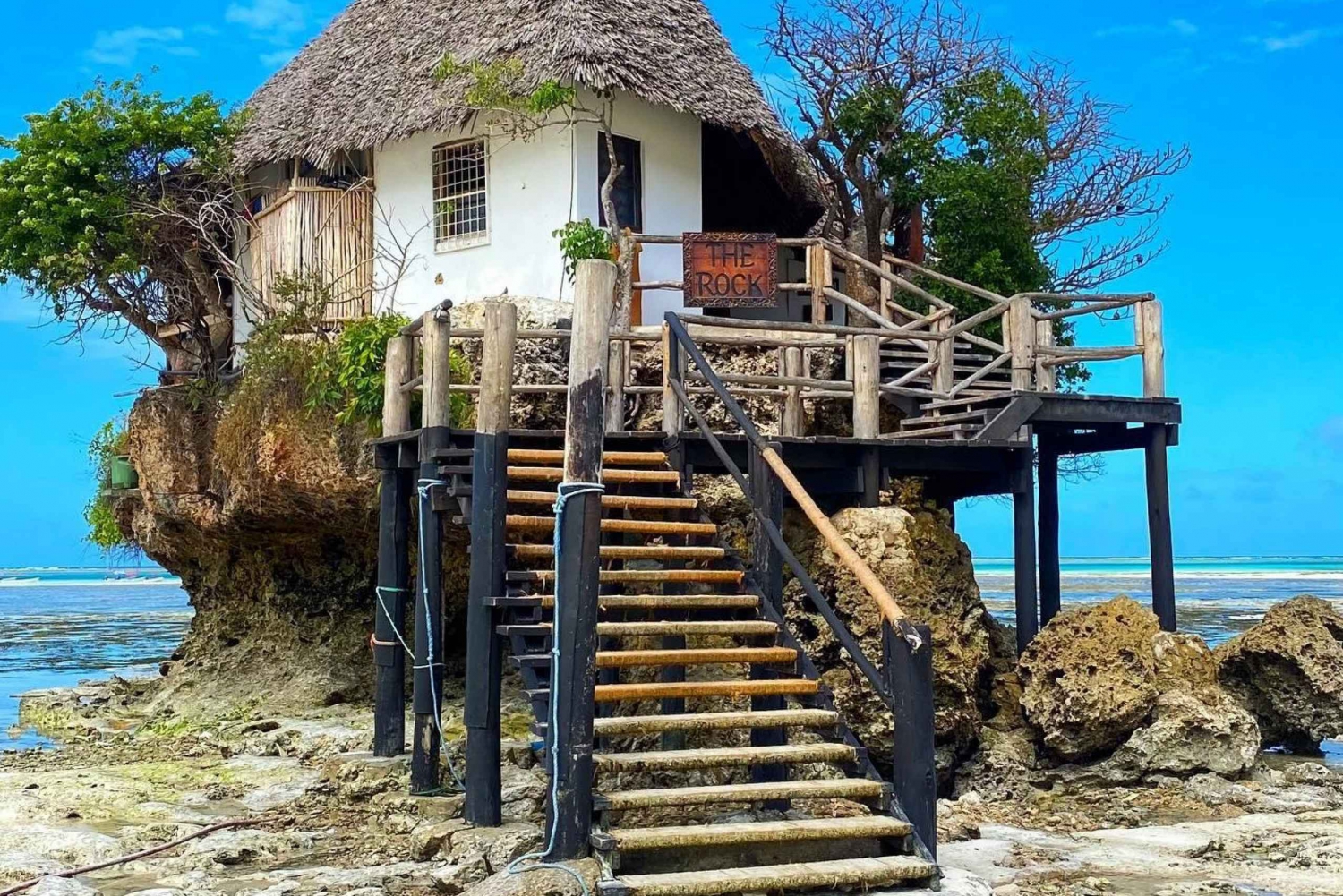 O restaurante de pedra e a lagoa azul