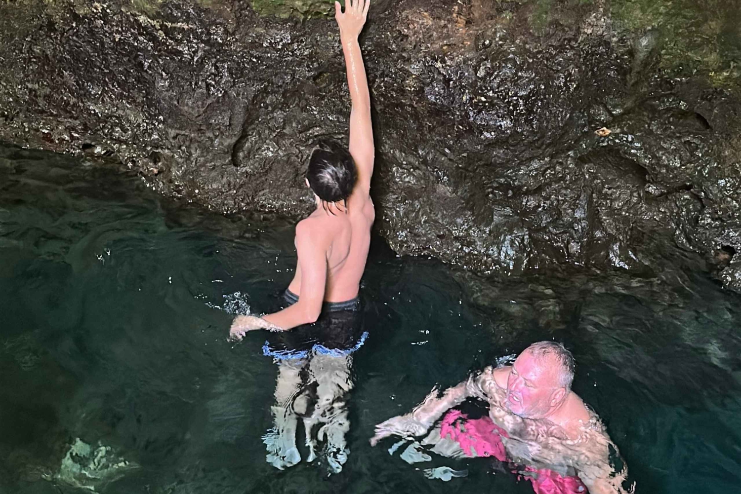 ザンジバル：マサイ村ツアーとフクチャニ洞窟訪問をご案内します