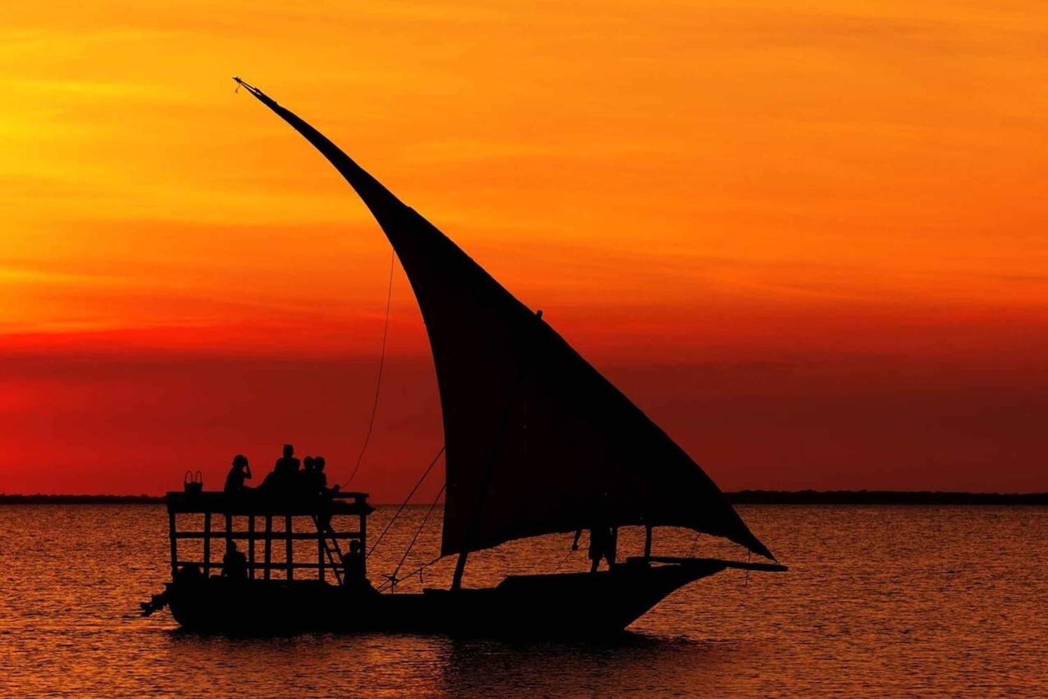Zanzibar: tour privato di Stone Town e crociera in dhow al tramonto
