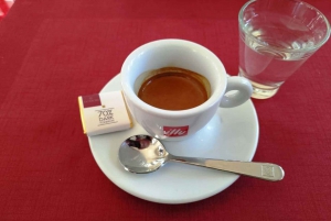 Café fresco ou pausa para refeição no illy Caffè na St. Mark's Square