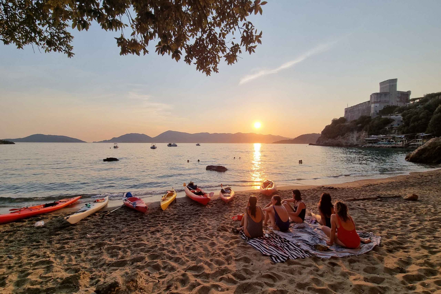 La Spezia : Excursion en kayak au coucher du soleil et dans les grottes avec baignade et apéritif
