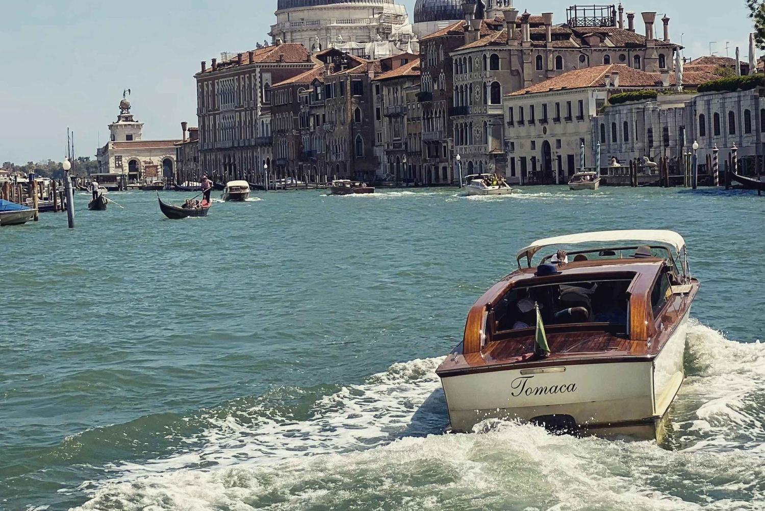 Murano: giro in barca, dimostrazione di soffiatura del vetro e visita della fabbrica