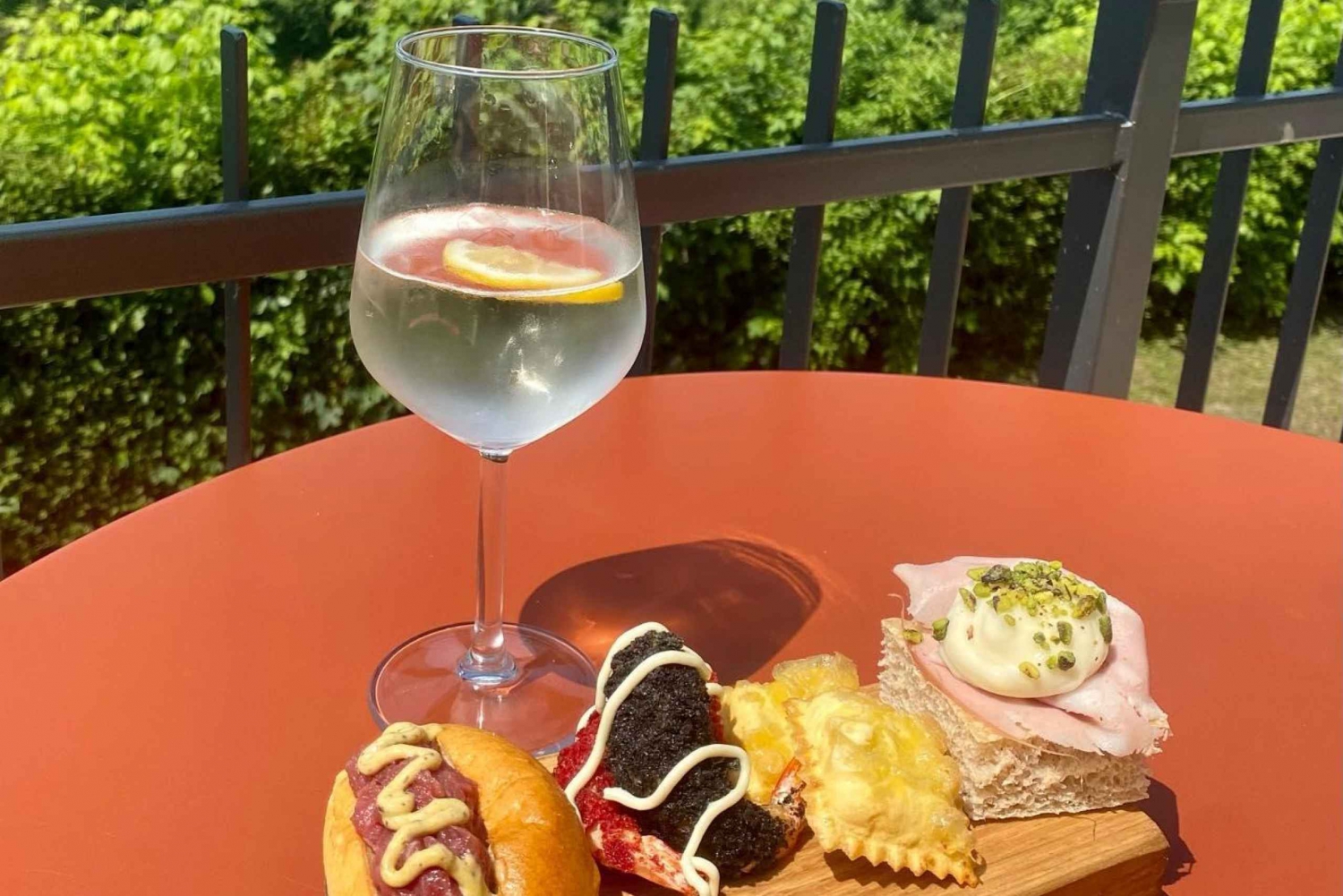 Prosecco Hills -yksityiskierros Kaikki sisältyy. 2 viinitilaa + lounas