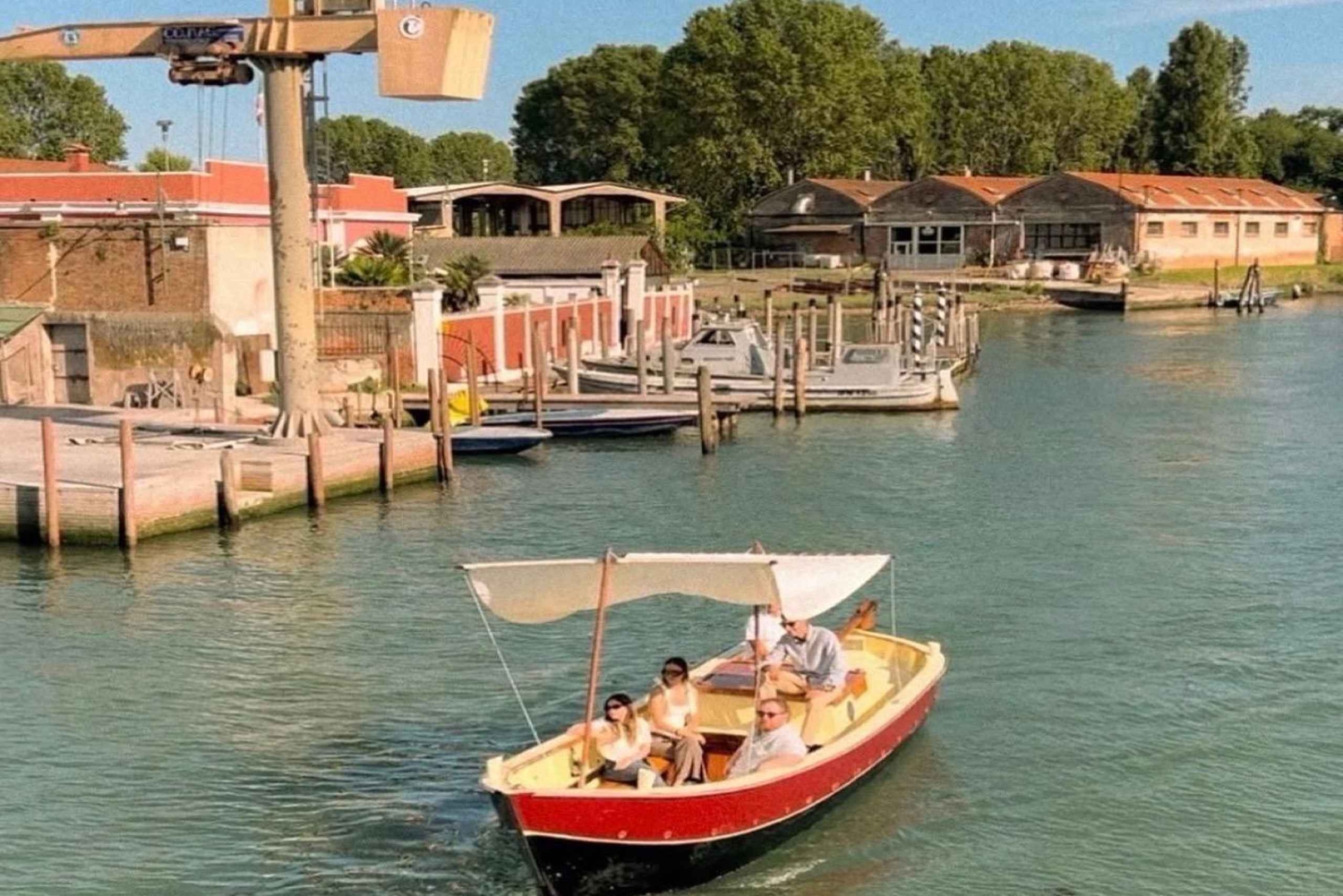 Tour bei Sonnenuntergang in einem typischen Boot in der Lagune von Venedig