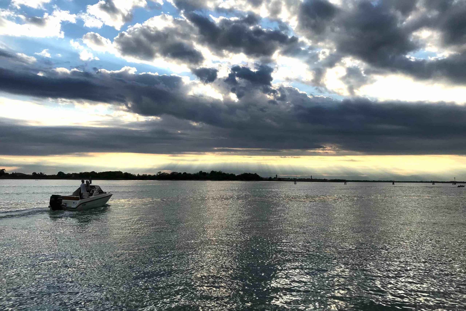 Venetsia: venekierros veden ja valon kuiskauksissa, todellisuus, joka odottaa löytäjäänsä.