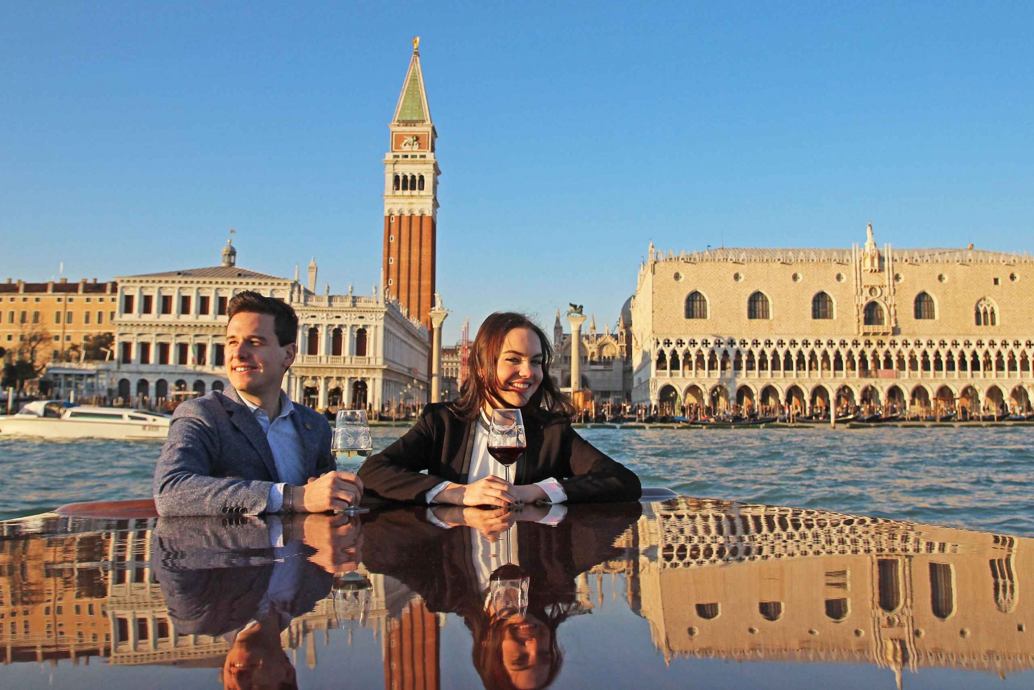 ヴェネツィアのカナル・グランデを巡るプライベートボートツアーをお楽しみください