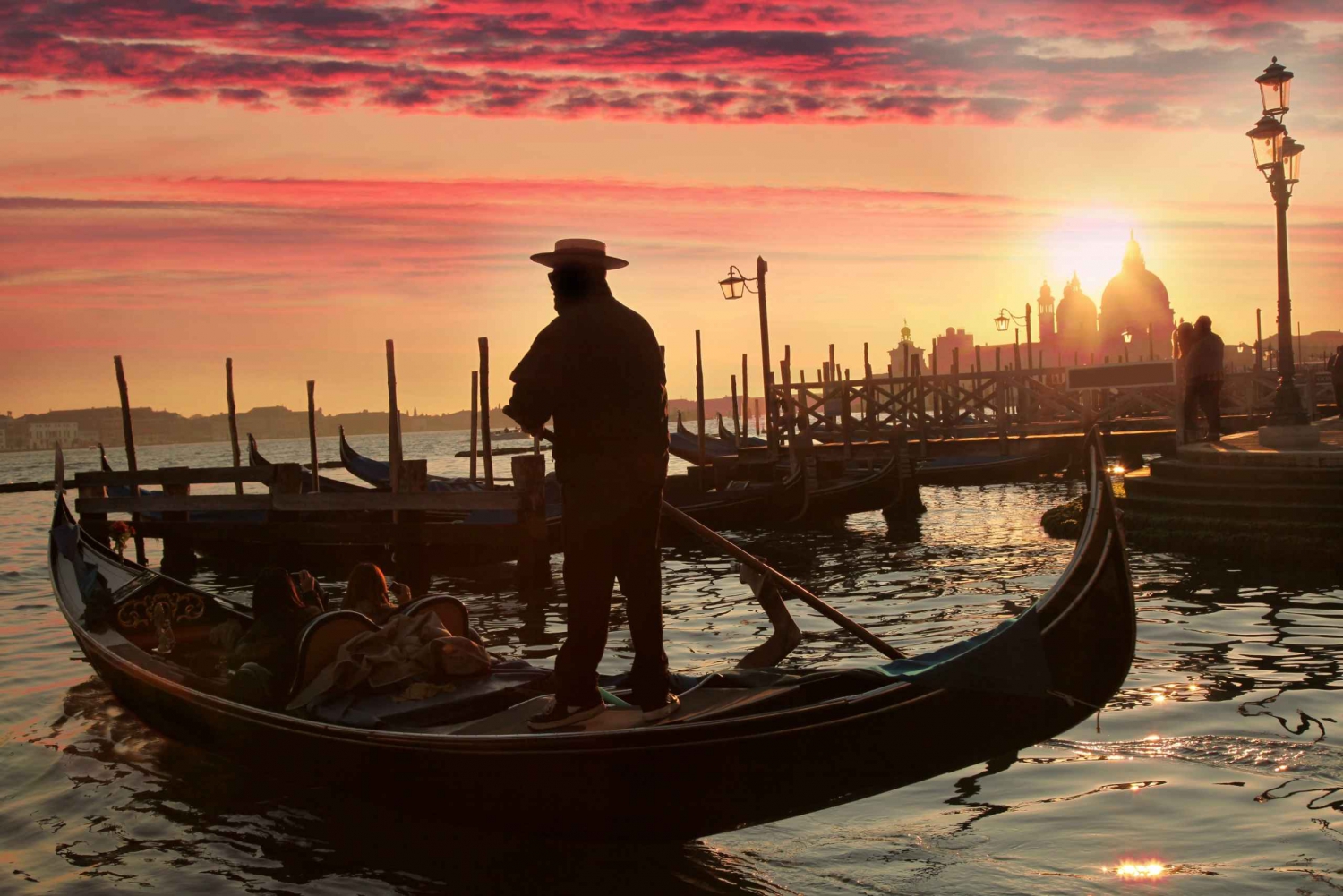 Venezia: Tour in gondola al tramonto o alla sera