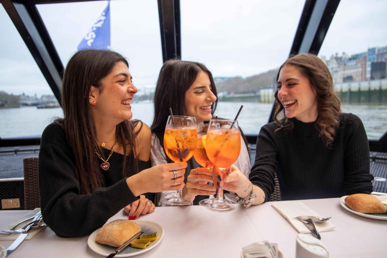 Lounasristeily Thames-joella Lontoossa