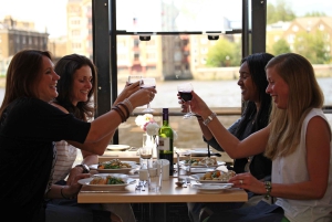 Lounasristeily Thames-joella Lontoossa