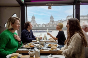 Lounasristeily Thames-joella Lontoossa