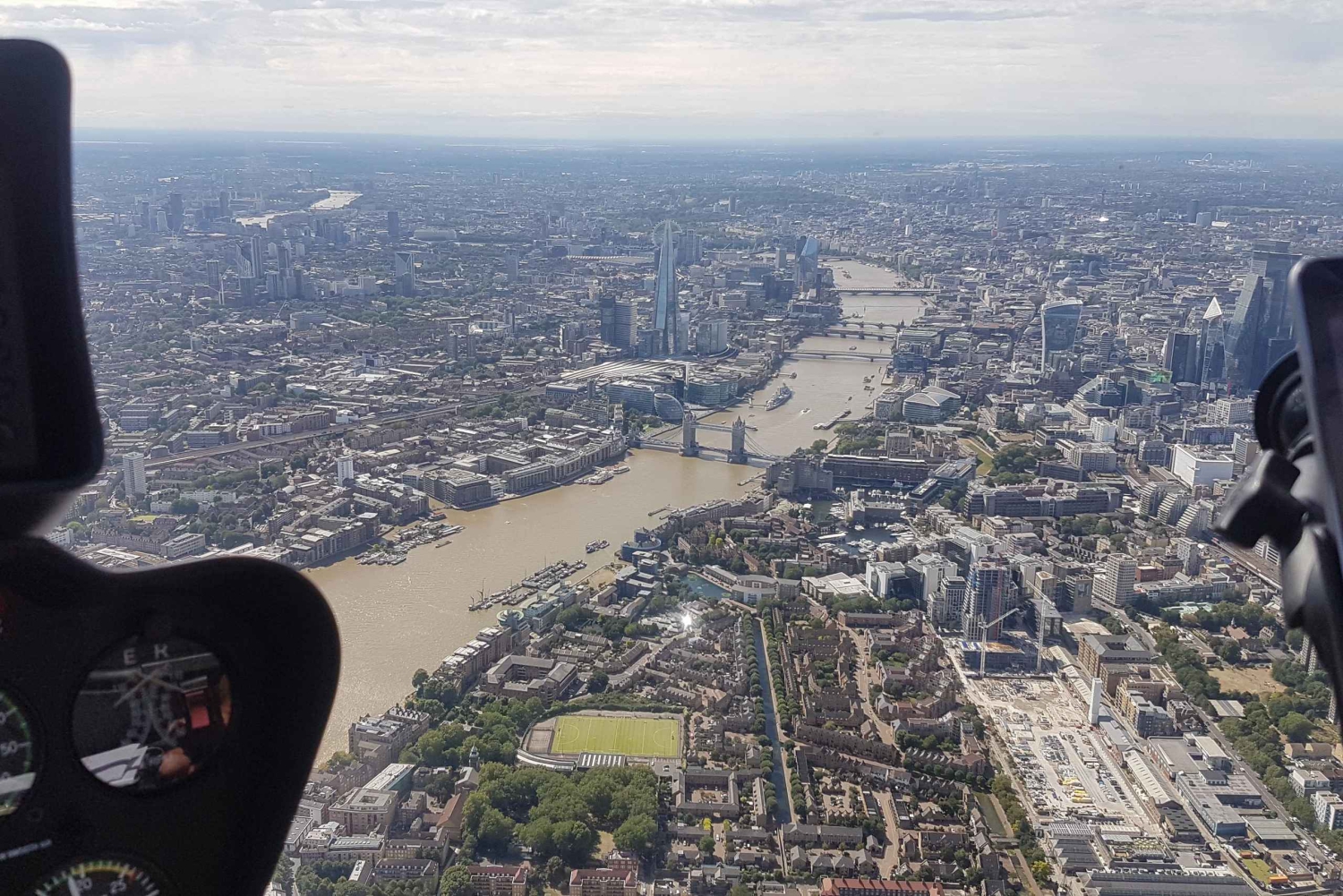 Sightseeingvlucht boven Londen voor 2 personen met champagne 35 minuten