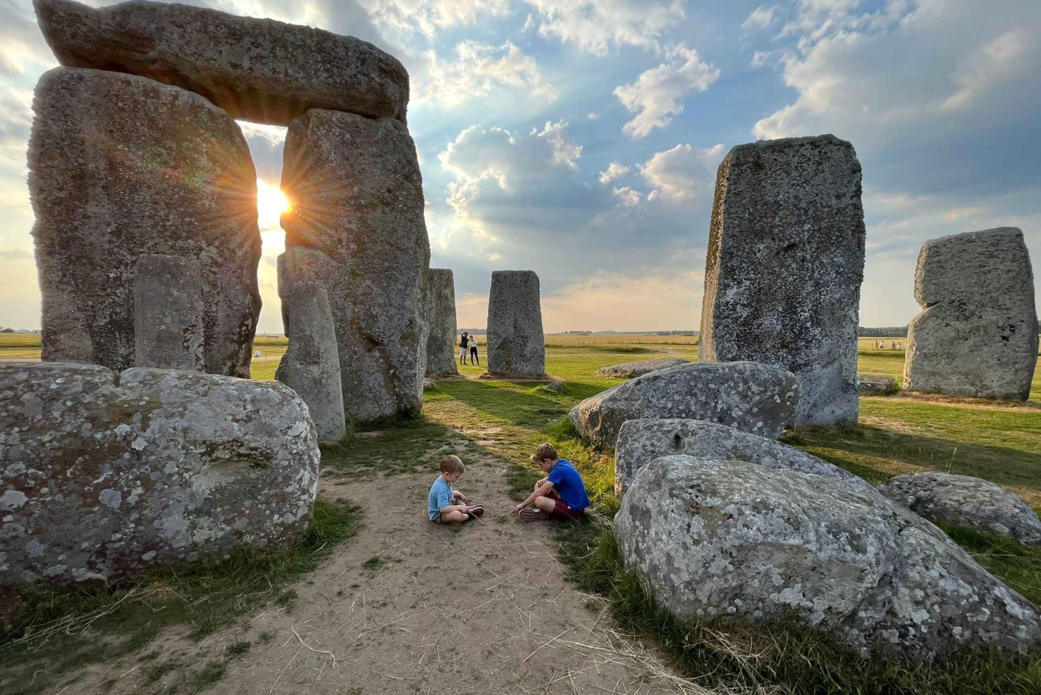 Visite privée de Stonehenge au coucher du soleil avec Lacock et Bath