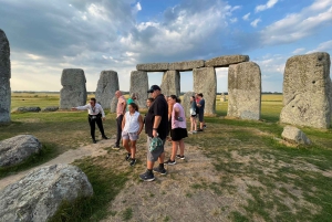 Visite privée de Stonehenge au coucher du soleil avec Lacock et Bath