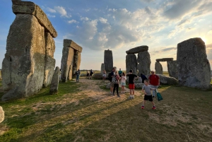 Visite privée de Stonehenge au coucher du soleil avec Lacock et Bath