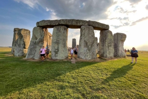 Visite privée de Stonehenge au coucher du soleil avec Lacock et Bath