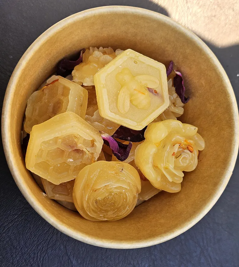 Honey and Vanilla Bees Wax Melts: Added botanicals