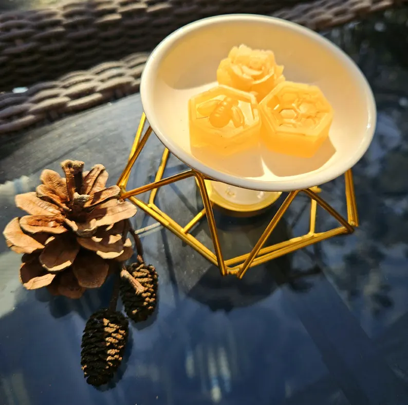 Honey and Vanilla Bees Wax Melts: Added botanicals