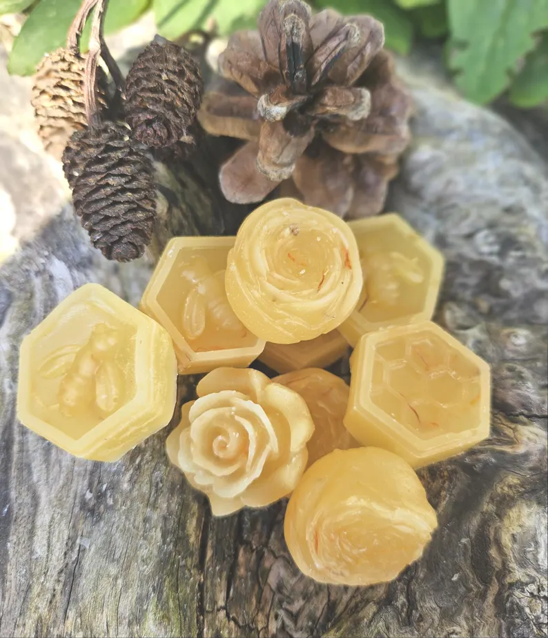 Honey and Vanilla Bees Wax Melts: Added botanicals