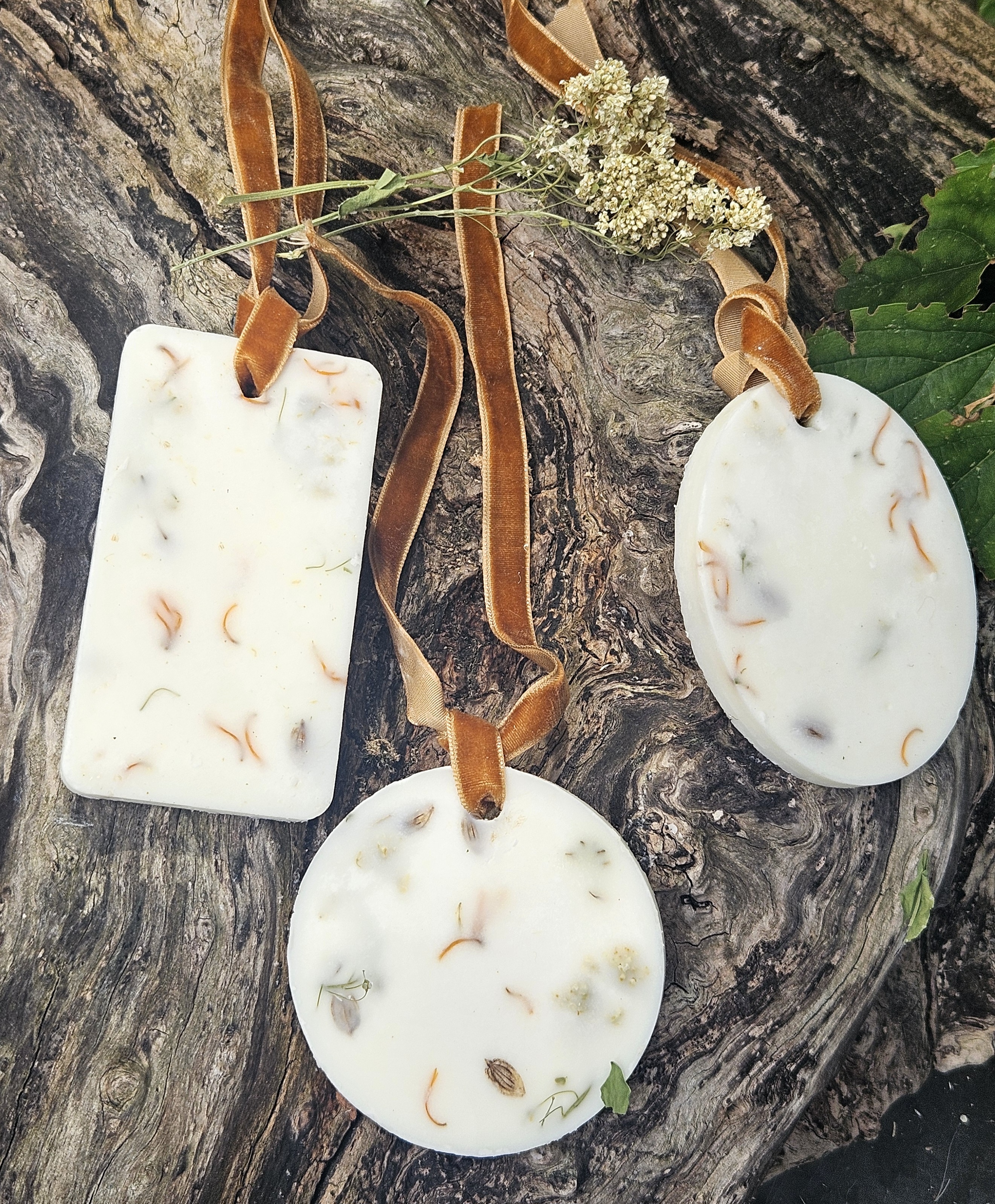 Autumnal Soy Wax Hanging Decoration, Cedarwood & Jasmine Fragrance, Botanical Air Freshener and wax 