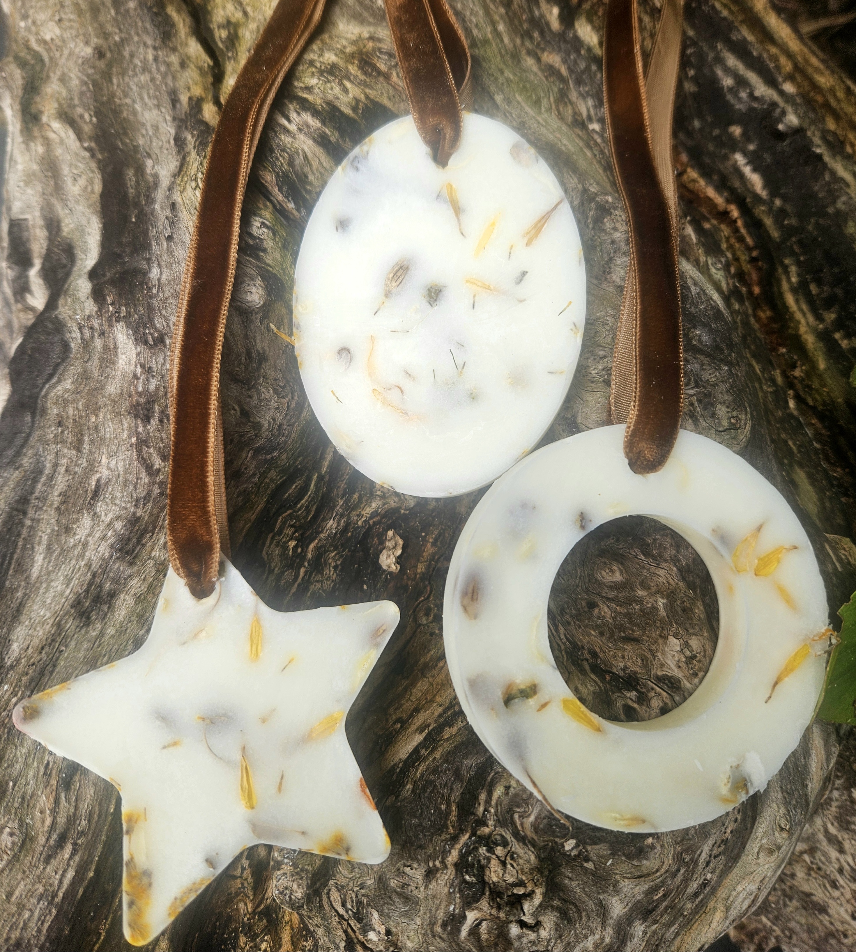 Autumnal Soy Wax Hanging Decoration, Cedarwood & Jasmine Fragrance, Botanical Air Freshener and wax 