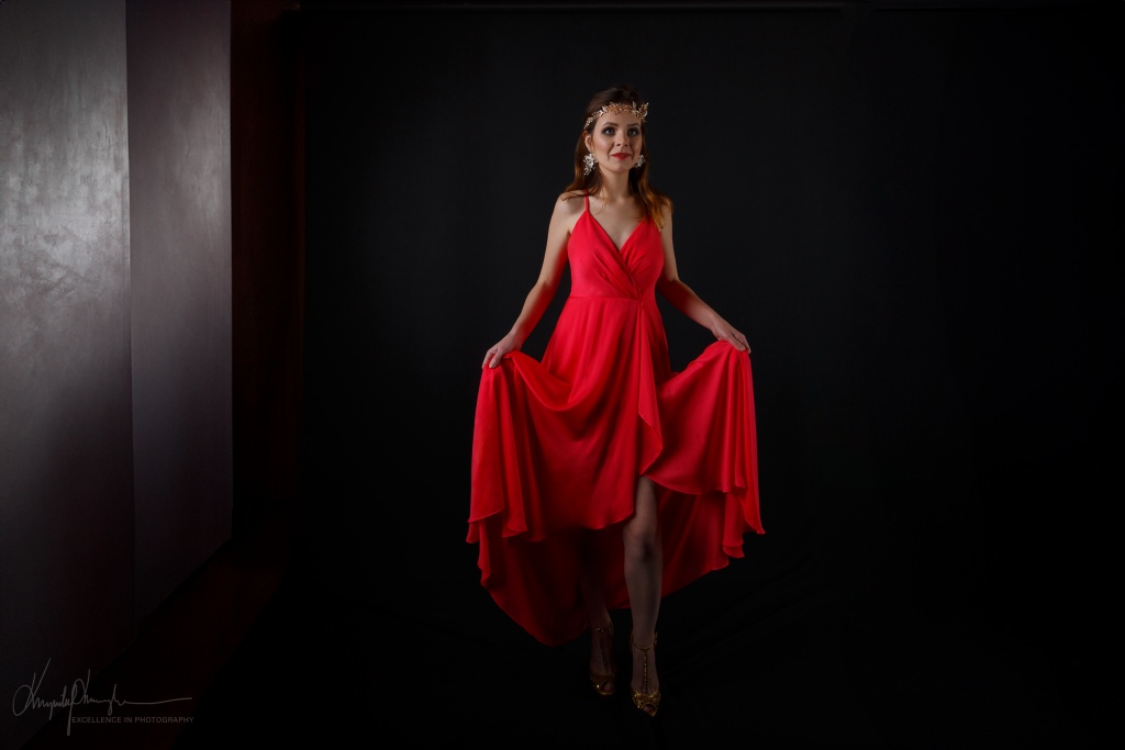 Wychodzę z ciemności, kobieca sesja zdjęciowa, modelka, sesje fotograficzne warszawa