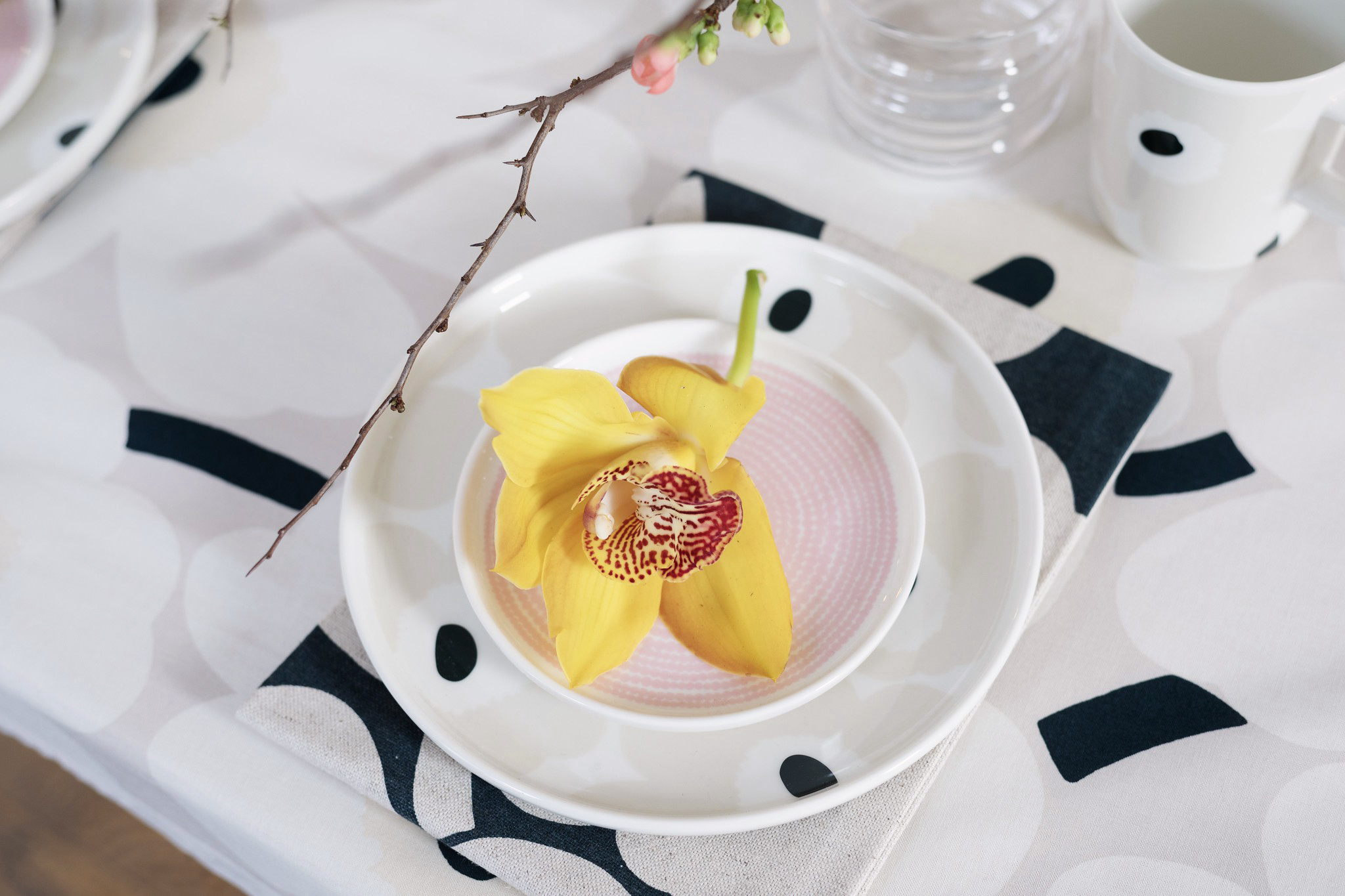 Marimekko porslin oiva unikko beige gul ranunkel Marimekko porslin oiva unikko beige gul ranunkel