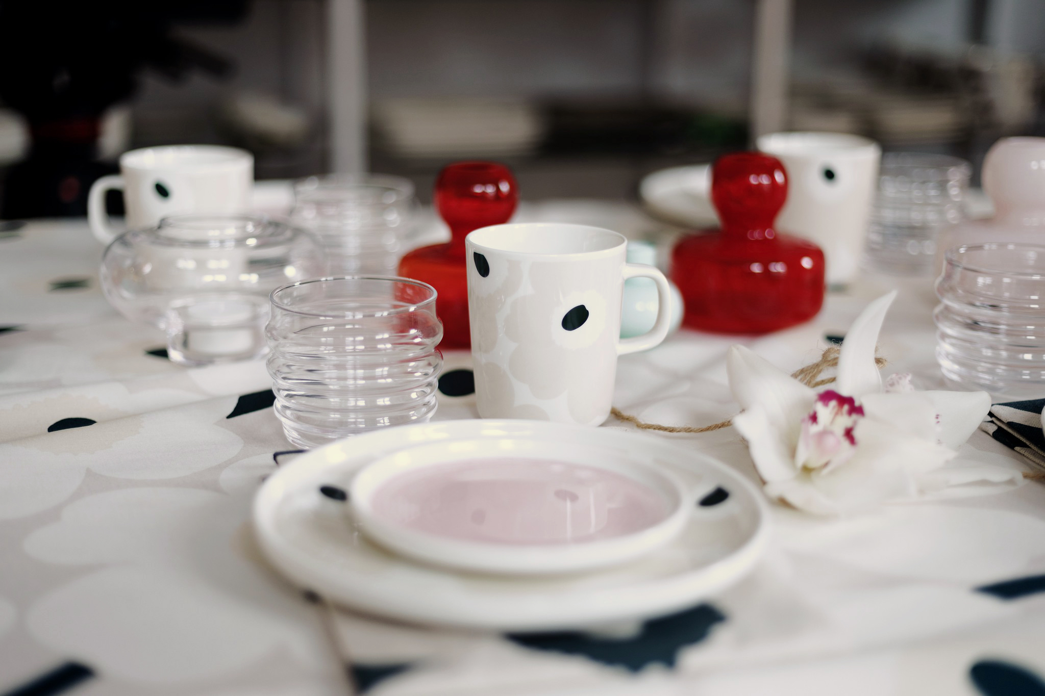 Fower vase red marimekko porslin oiva unikko beige Fower vase red marimekko porslin oiva unikko beige