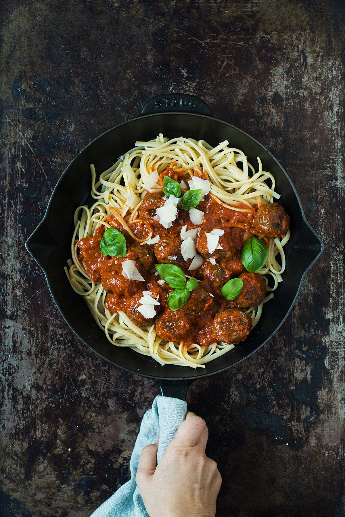 Recept: Köttbullar i tomatsås med spagetti