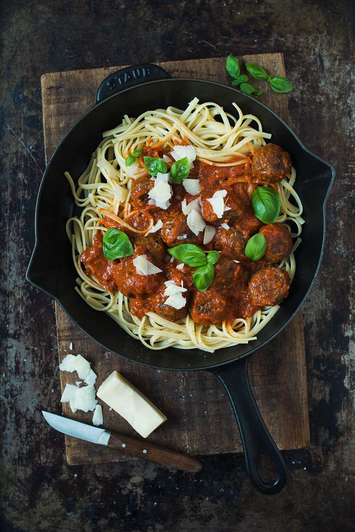 Recept: Köttbullar i tomatsås med spagetti