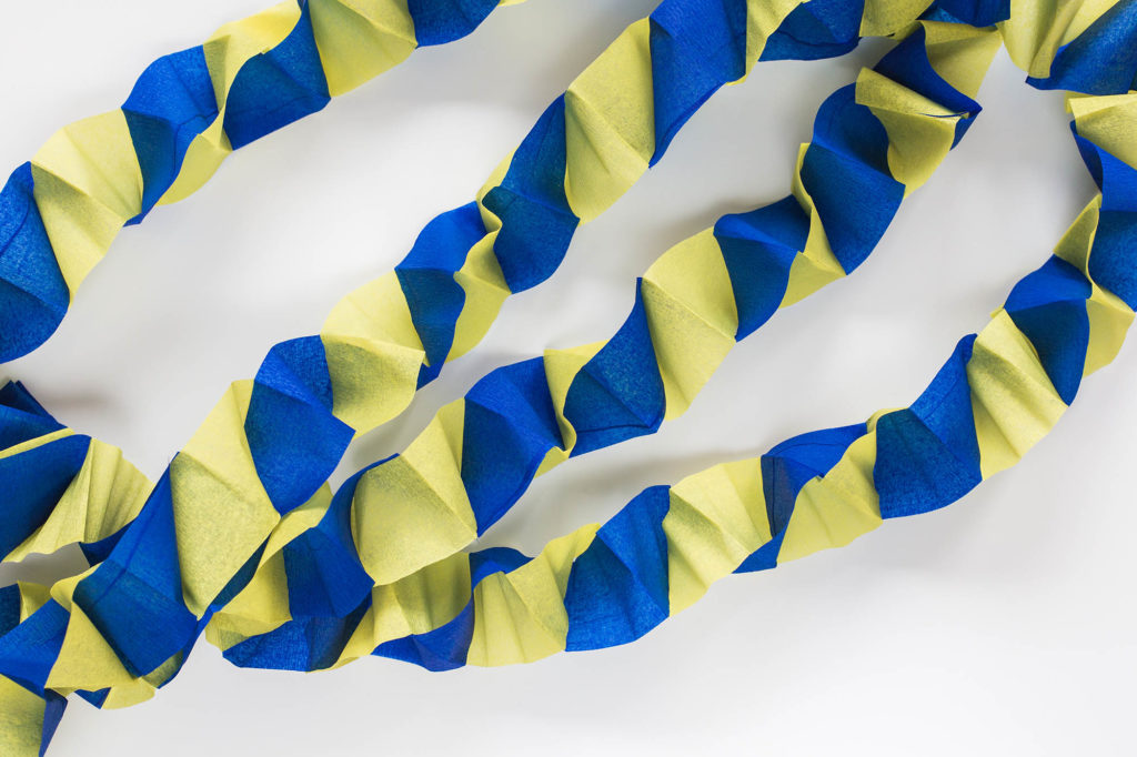 DIY Girlang av kräppapper till Midsommar
