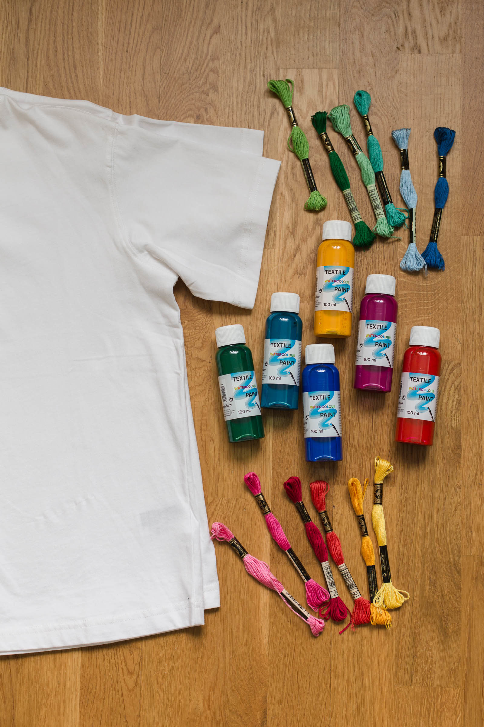 Måla och brodera på en t-shirt - Upcycle Dnilva