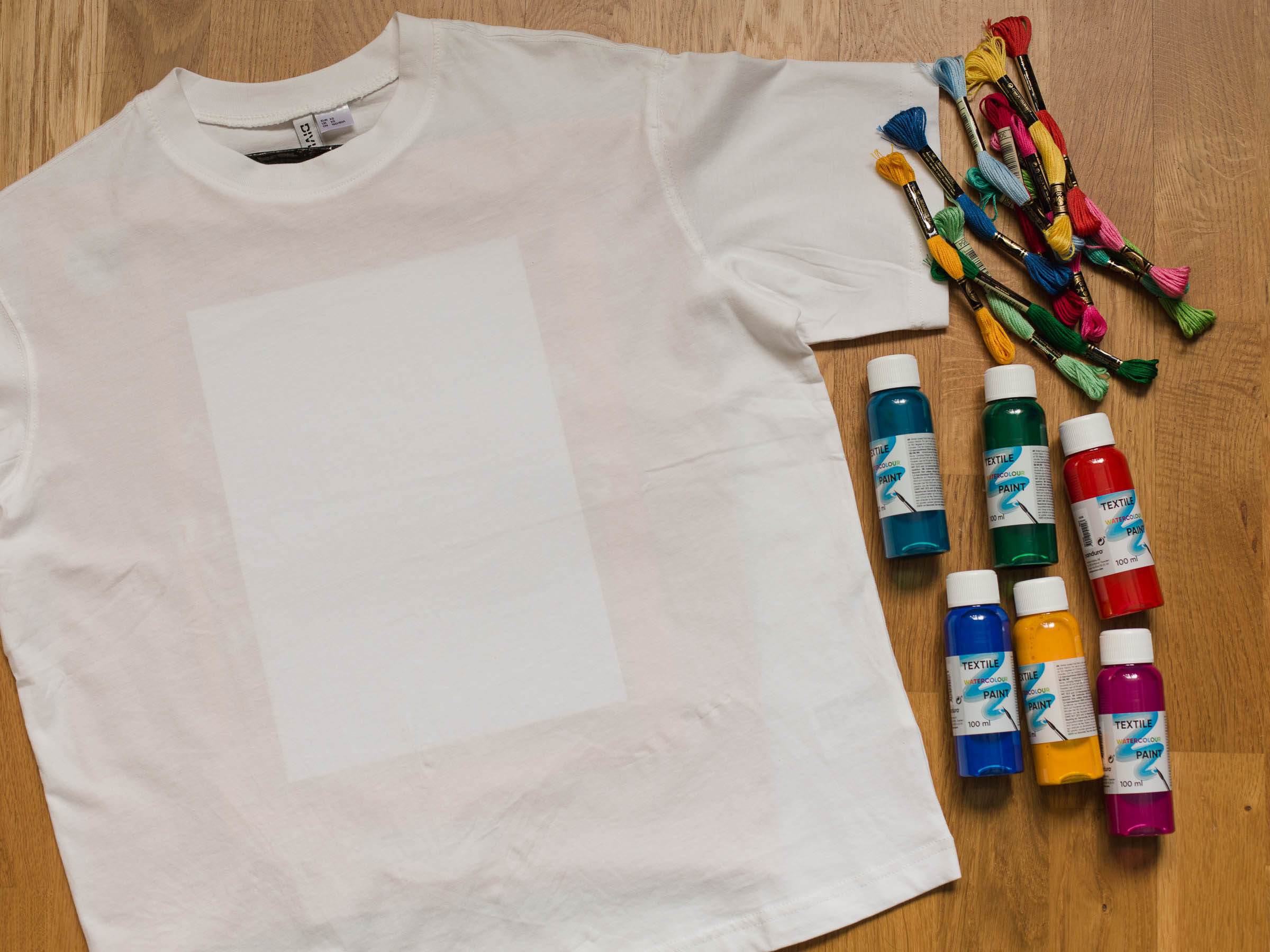 Måla och brodera på en t-shirt - Upcycle Dnilva