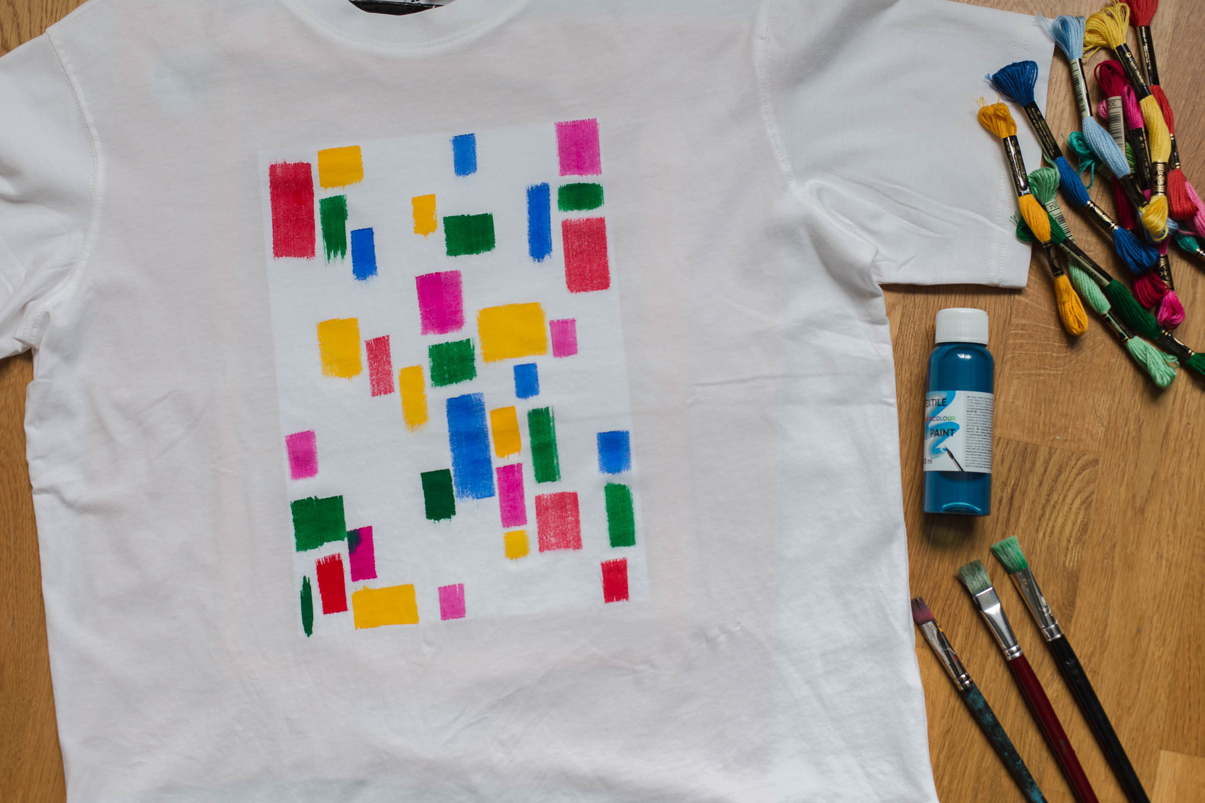 Måla och brodera på en t-shirt - Upcycle Dnilva