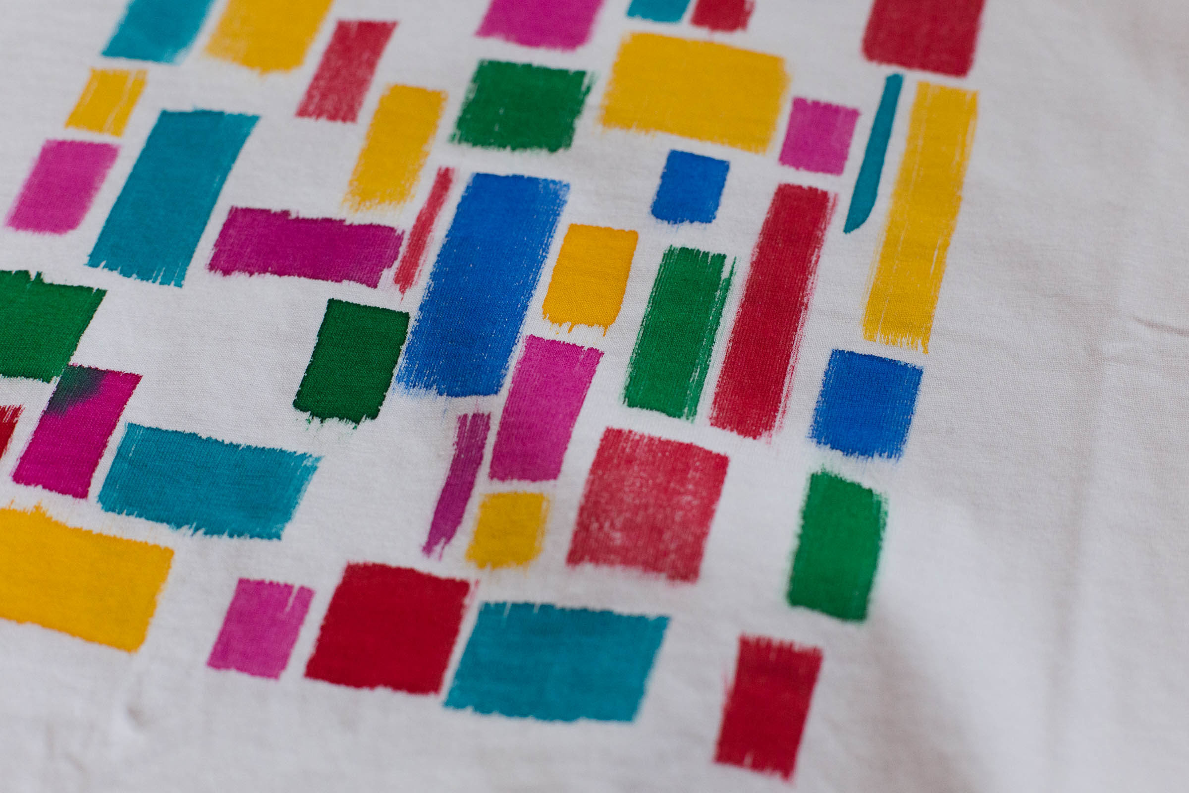 Måla och brodera på en t-shirt - Upcycle Dnilva