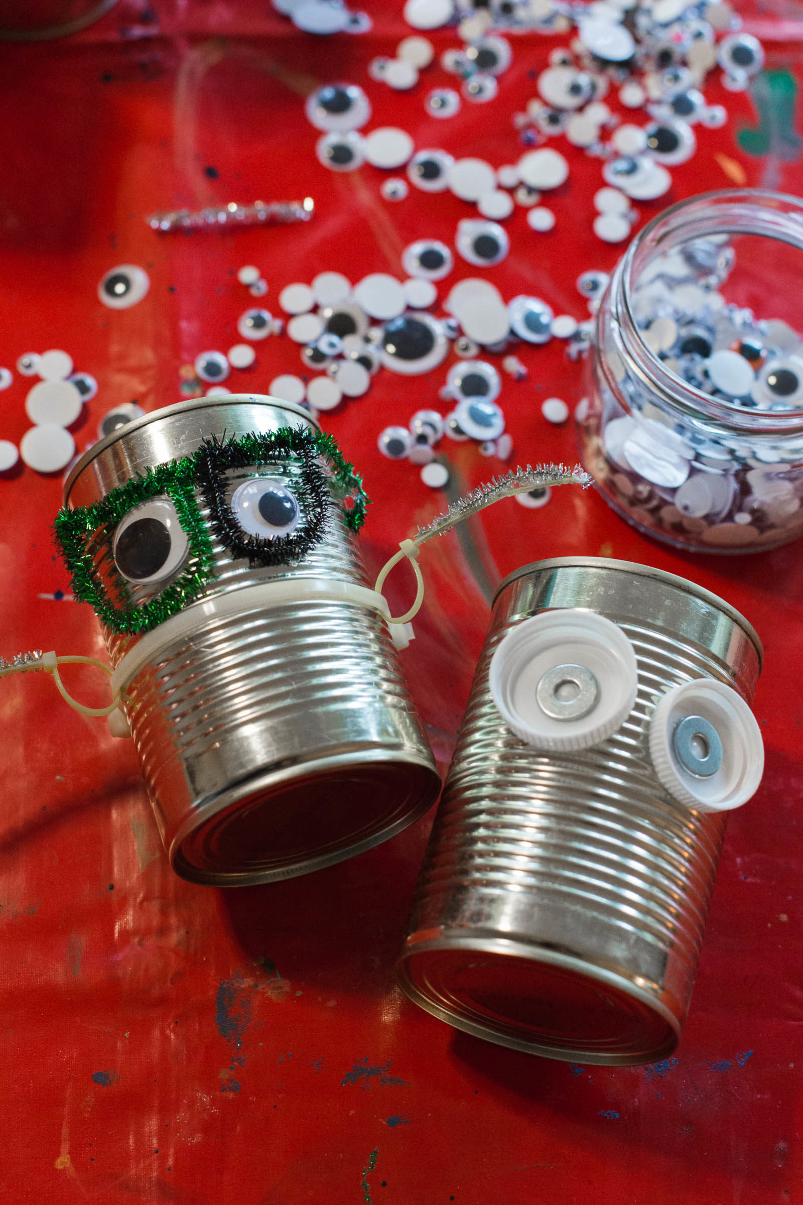 Pyssla monsterburkar av konserver