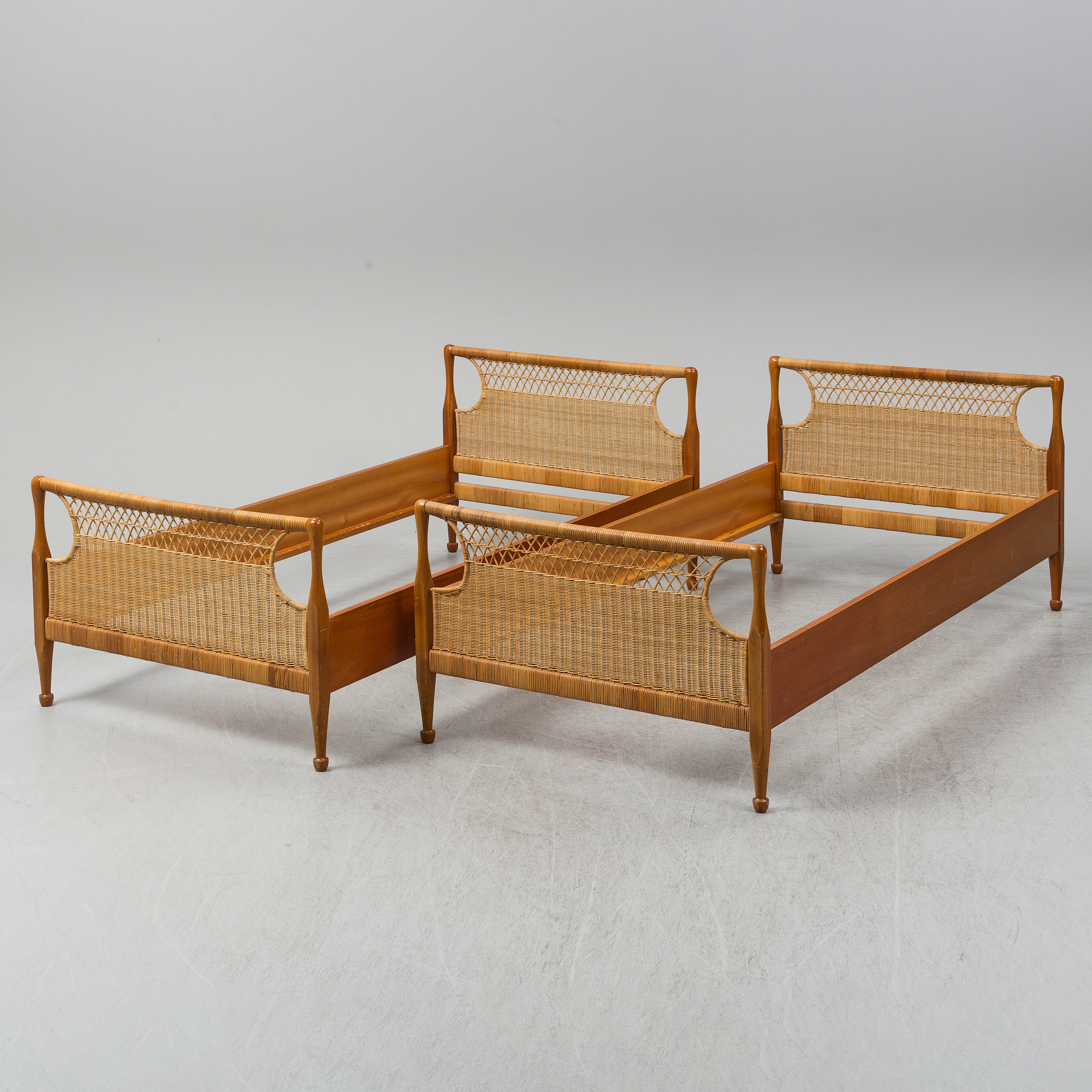 Vintagesängar - Sängstommar från Josef Frank, Svenskt tenn i teak och rotting