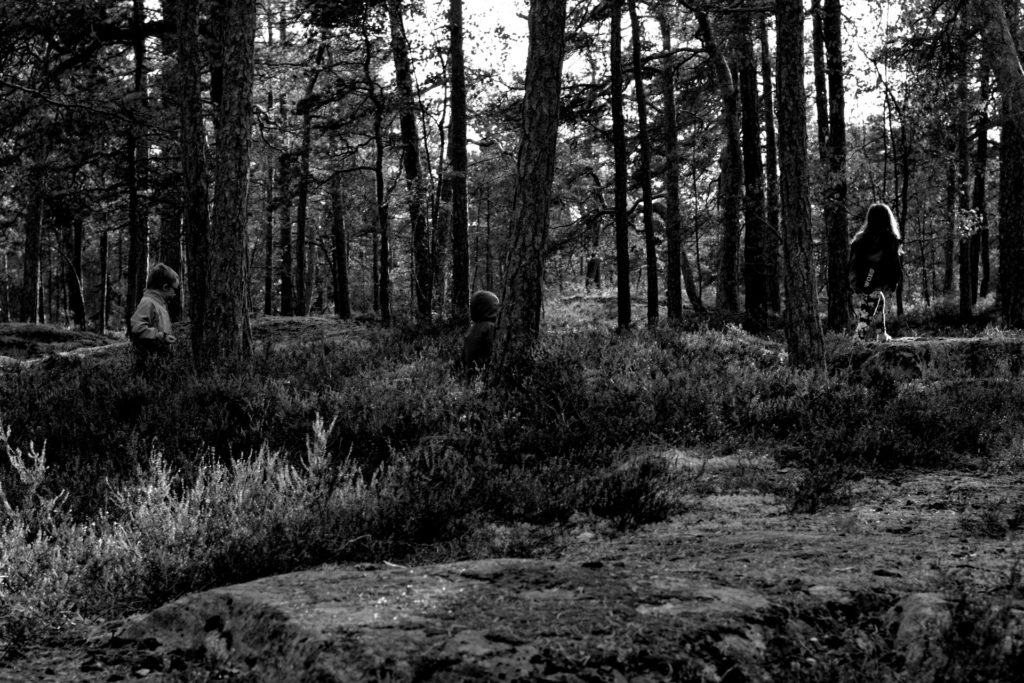 Kvinna läser i skogen svartvitt