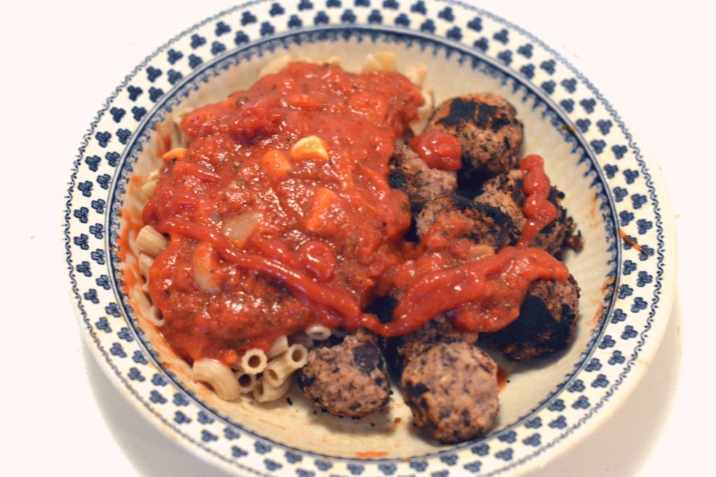 Gottebullar med hemlagade tomatsås och ketchup.