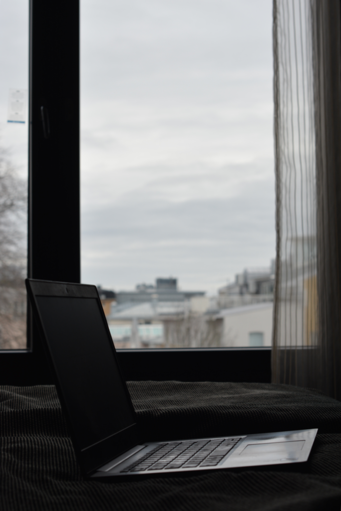 Laptop framför hotellfönster på hotell Pommern, Åland.