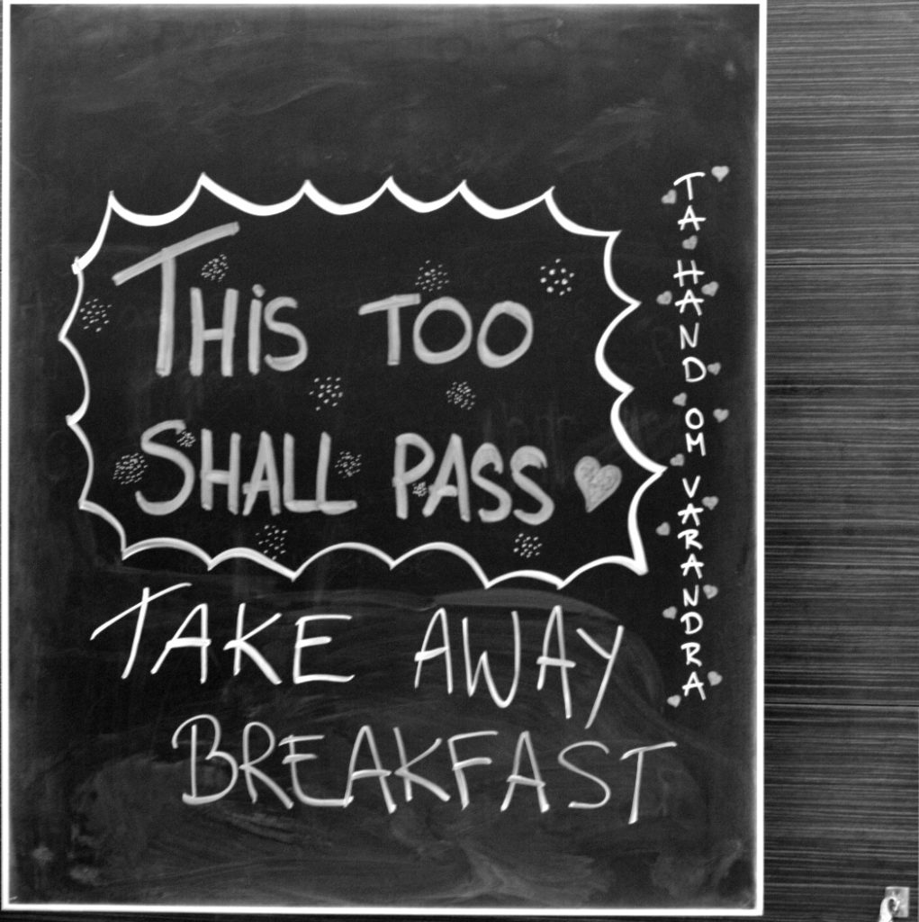 "This too shall pass,. Take away breakfeast." Skylt på frukostbuffén på Hotell Pommern. Svartvit bild.