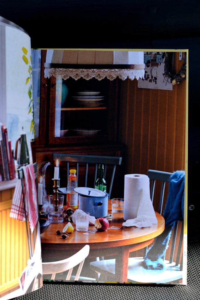 Stökigt matbord, bild i vegetariska kokboken Kaosvego av Sara Ask och Lisa Bjärbo.