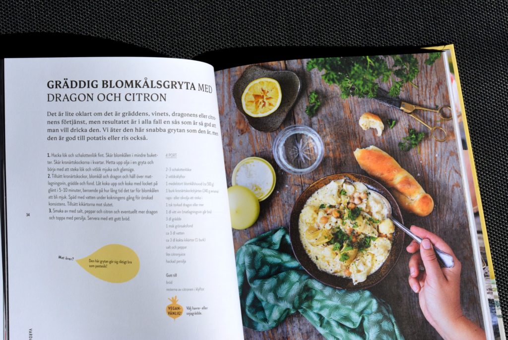 Bild på uppslag med recept ur vegatriska kokboken Kaosvego av Sara Ask och Lisa Bjärbo.