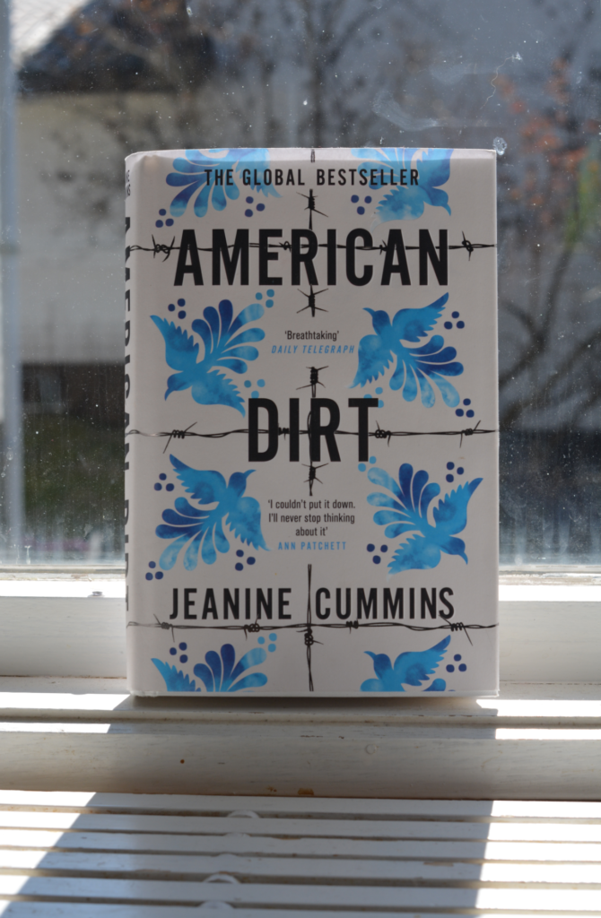 American dirt av Jeanine Cummins, uppställd i ett fönster.