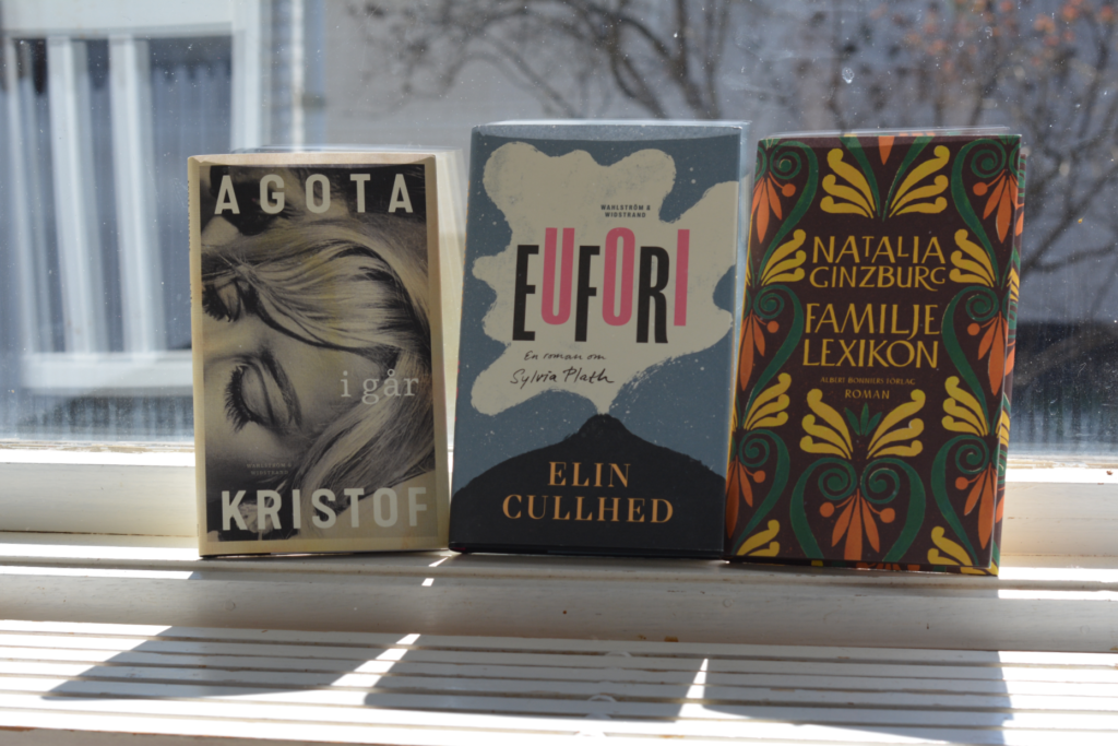 Igår av Agota Kristof, Eufori av Elin Cullhed och Familjelexikon av Natalia Ginzburg, i ett fönster i motljus.