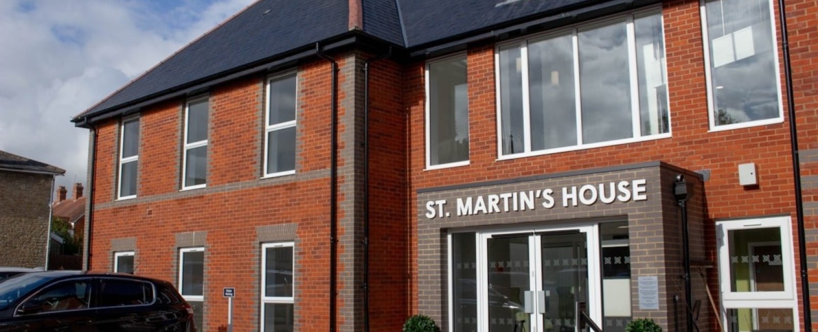 Bd0aeb56e14643f1a72f1051928db49e width1600height650