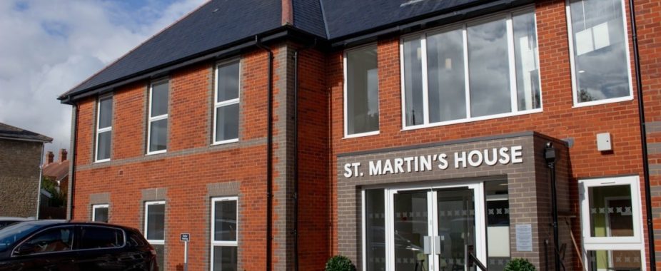 Bd0aeb56e14643f1a72f1051928db49e width1600height650